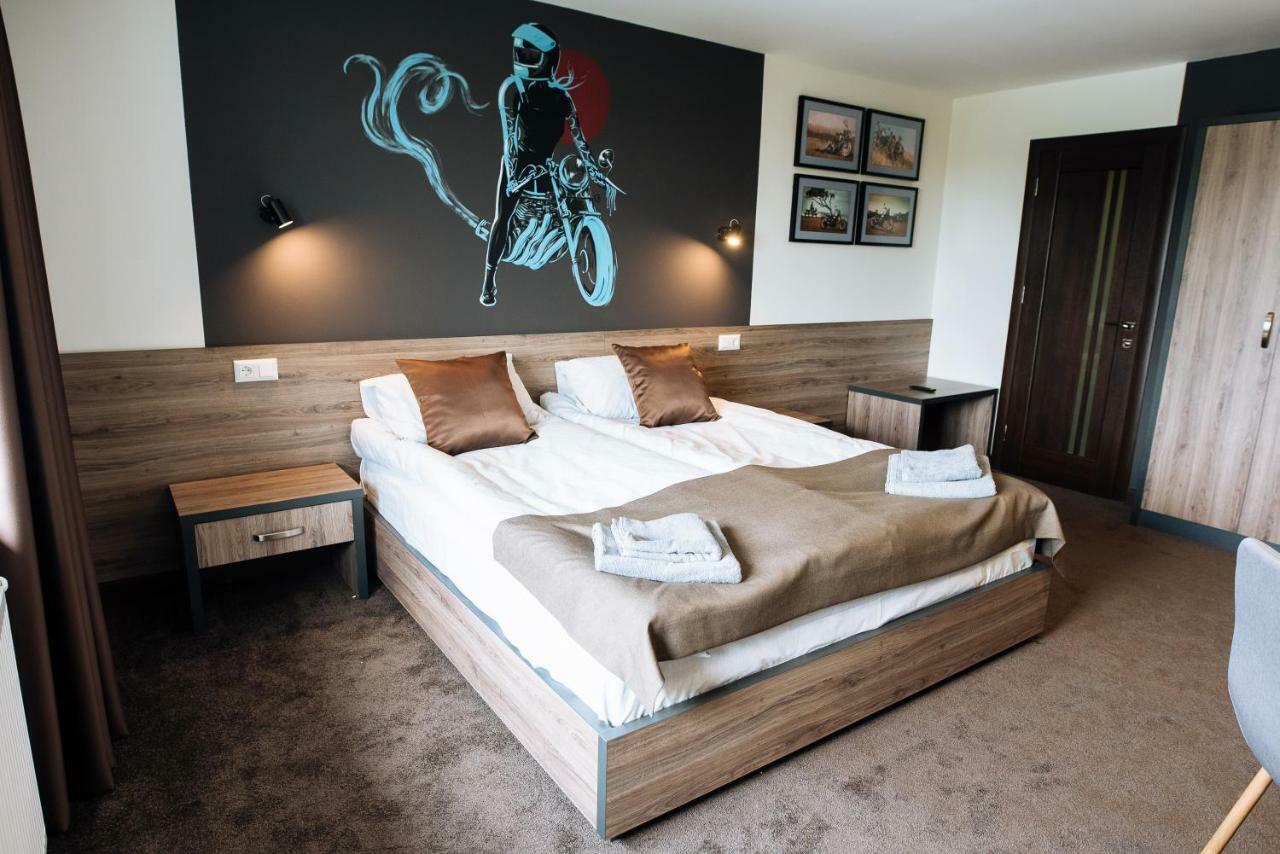 Clubhouse Hotel อิวาโน-ฟรานกิฟสเก ภายนอก รูปภาพ