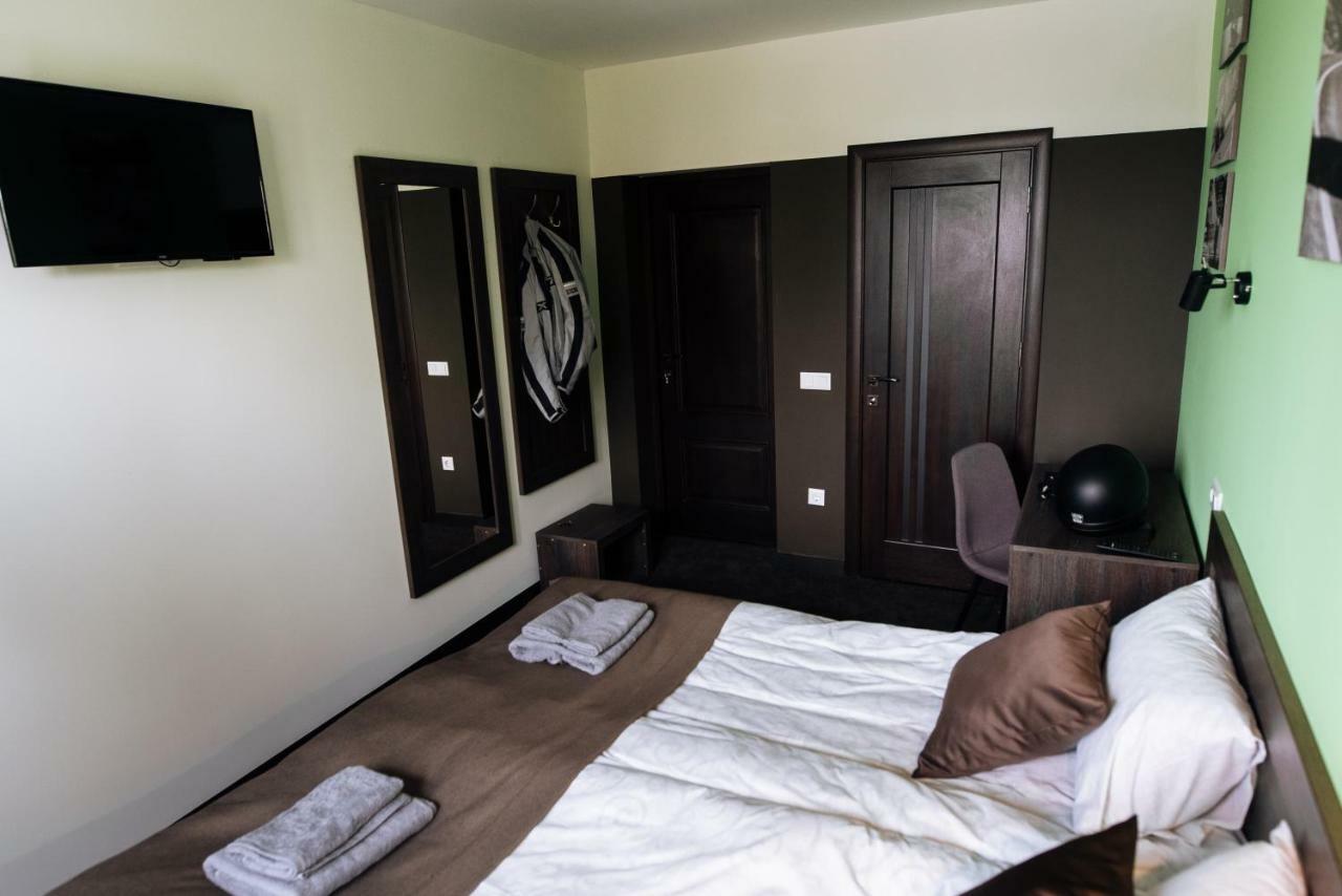 Clubhouse Hotel อิวาโน-ฟรานกิฟสเก ภายนอก รูปภาพ