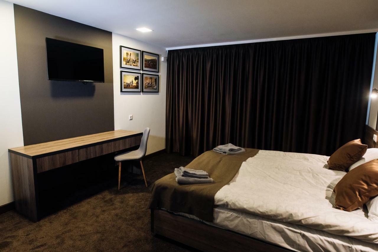 Clubhouse Hotel อิวาโน-ฟรานกิฟสเก ภายนอก รูปภาพ