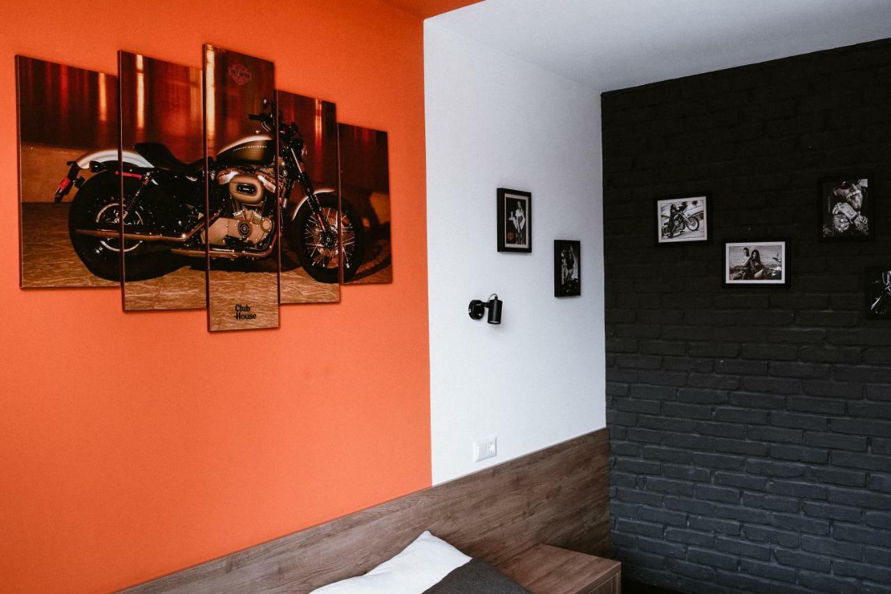 Clubhouse Hotel อิวาโน-ฟรานกิฟสเก ภายนอก รูปภาพ