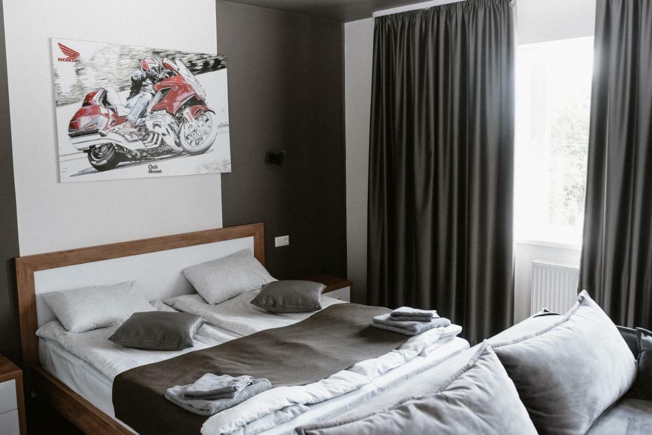Clubhouse Hotel อิวาโน-ฟรานกิฟสเก ภายนอก รูปภาพ